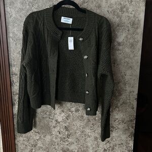 Women’s Old Navy Poly blend Sz S Green Button Ip Short Length Sweater